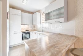 Zagreb, Maksimir, komforan uređeni trosobni stan sa vanjskim parkirnim mjestom, NKP 60 m2, Zagreb, Flat