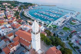 NOVI VINODOLSKI - Građevinsko zemljište za izgradnju kuće s 3 stana, Novi Vinodolski, Arazi