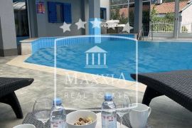 Klek - Vila 417m2 sa zatvorenim bazenom u blizini plaže! 660000€, Slivno, Ev