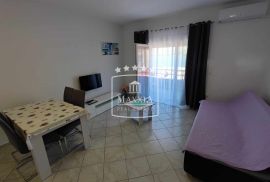 Vinjerac - kuća s 3 apartmana, otvoren pogled na more! 449000€, Posedarje, Famiglia