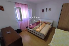 Vinjerac - kuća s 3 apartmana, otvoren pogled na more! 449000€, Posedarje, Famiglia