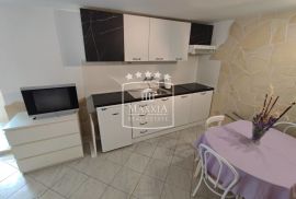 Karin Donji - kuća s 3 apartmana, otvoreni pogled na more! 266000€, Benkovac, Haus