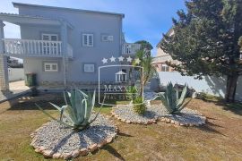 Sabunike - kuća 247m2, 750m od mora! 459000€, Privlaka, Дом