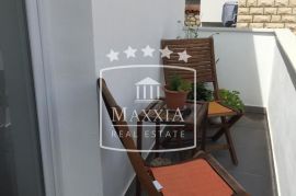 Vinjerac -  kuća s 3 apartmana, cca 40m od mora! 231000€, Posedarje, Famiglia