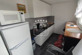 Vinjerac -  kuća s 3 apartmana, cca 40m od mora! 231000€, Posedarje, Famiglia