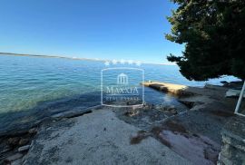 Tribanj - kuća sa 2 apartmana PRVI RED DO MORA! 499000€, Starigrad, Maison