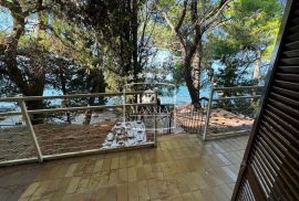 Tribanj - kuća sa 2 apartmana PRVI RED DO MORA! 499000€, Starigrad, Maison