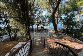 Tribanj - kuća sa 2 apartmana PRVI RED DO MORA! 499000€, Starigrad, Maison