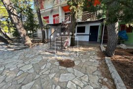 Tribanj - kuća sa 2 apartmana PRVI RED DO MORA! 499000€, Starigrad, Maison