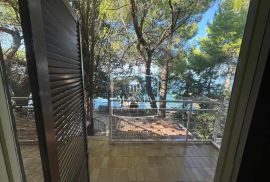 Tribanj - kuća sa 2 apartmana PRVI RED DO MORA! 499000€, Starigrad, Maison