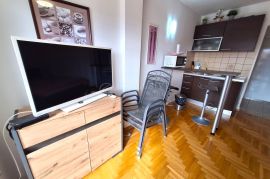 CRIKVENICA - GARSONIJERA 2. RED OD PLAŽE!, Crikvenica, Appartment