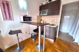 CRIKVENICA - GARSONIJERA 2. RED OD PLAŽE!, Crikvenica, Appartment