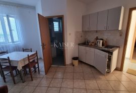 Novi Vinodolski - kuća sa 10 apartmana 150 metara od mora, Novi Vinodolski, Дом