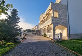 Novi Vinodolski - kuća sa 10 apartmana 150 metara od mora, Novi Vinodolski, Дом