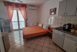 Novi Vinodolski - kuća sa 10 apartmana 150 metara od mora, Novi Vinodolski, Дом