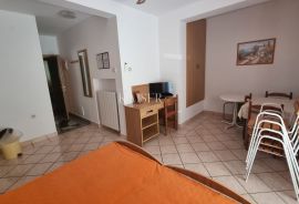 Novi Vinodolski - kuća sa 10 apartmana 150 metara od mora, Novi Vinodolski, Дом