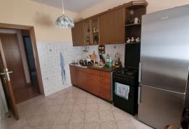 Novi Vinodolski - kuća sa 10 apartmana 150 metara od mora, Novi Vinodolski, Дом