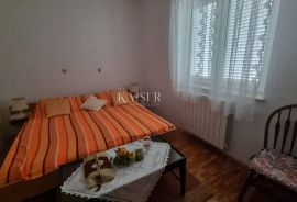 Novi Vinodolski - kuća sa 10 apartmana 150 metara od mora, Novi Vinodolski, Дом