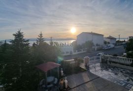 Novi Vinodolski - kuća sa 10 apartmana 150 metara od mora, Novi Vinodolski, Дом