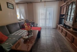 Novi Vinodolski - kuća sa 10 apartmana 150 metara od mora, Novi Vinodolski, Дом