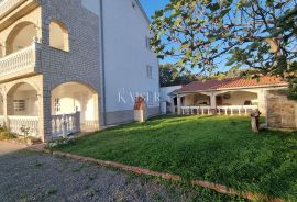 Novi Vinodolski - kuća sa 10 apartmana 150 metara od mora, Novi Vinodolski, Дом