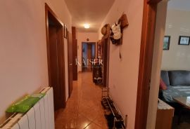 Novi Vinodolski - kuća sa 10 apartmana 150 metara od mora, Novi Vinodolski, Дом