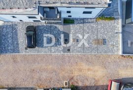 OTOK KRK, MALINSKA - Moderan stambeni prostor 125 m2 + okućnica i 2 parkinga u vlasništvu!, Malinska-Dubašnica, Kвартира