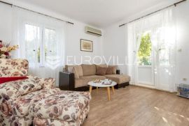 Split, Plokite - namješten stan u prizemlju s vrtom i garažom, Split, Apartamento