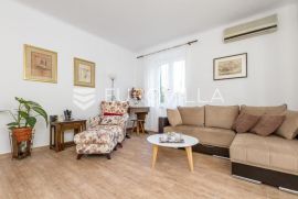 Split, Plokite - namješten stan u prizemlju s vrtom i garažom, Split, Apartamento