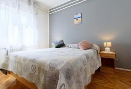 Prilika! Kuća u Novigradu sa velikim obiteljskim stanom i tri apartmana, Novigrad, House