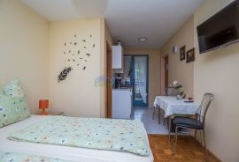 Apartmanska kuća s 4 apartmana, Poreč, 3km od mora, Poreč, Σπίτι