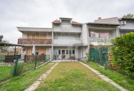 KUĆA S VRTOM, PRODAJA, ZAGREB, FOLNEGOVIĆEVO, 255 M2, Peščenica - Žitnjak, Famiglia