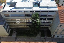 Pula, Centar - Rijetkost na tržištu! Stan u strogom centru Pule sa garažom, Pula, Apartamento