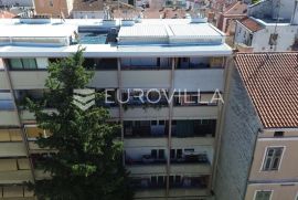 Pula, Centar - Rijetkost na tržištu! Stan u strogom centru Pule sa garažom, Pula, Apartamento