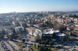 Poslovni prostor Pula, veliki poslovni prostori sa podzemnim garažama. Centar mjesta., Pula, Коммерческая недвижимость