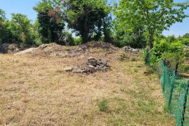 Građevinsko zemljište COKUNI, građevinski teren sa riješenim pristupnim putem i građevinskom dozvolom., Marčana, Terra