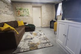 Kamena kuća s tri apartmana, Višnjan, Istra, Višnjan, House