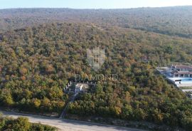 Veliko poljoprivredno zemljište na rubu urbanizacije, Raša, Zemljište