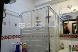 Baška, dvosoban stan 80 m² u prizemlju s vrtom 250 m² i manjim bazenom, Baška, Apartamento