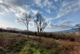 ISTRA, KRŠAN - Atraktivno građevinsko zemljište s idejnim rješenjem i pogledom na Učku, Kršan, Γη