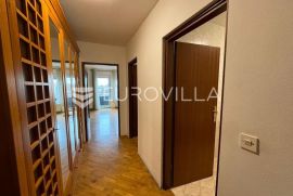 Đakovo, strogi Centar, jednosoban stan 40 m2 s liftom, Đakovo, Apartamento