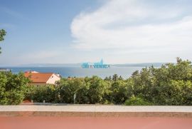 Crikvenica - kuća s 5 apartmana, garažom, 9 parkirnih mjesta udaljena 250 m od mora, Crikvenica, Casa