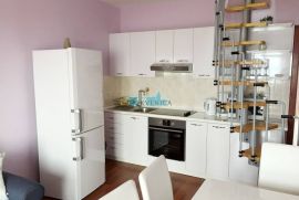 Crikvenica - kuća s 5 apartmana, garažom, 9 parkirnih mjesta udaljena 250 m od mora, Crikvenica, Haus