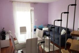 Crikvenica - kuća s 5 apartmana, garažom, 9 parkirnih mjesta udaljena 250 m od mora, Crikvenica, Haus