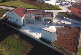 ISTRA, TINJAN Kvalitetna kuća za odmor 160 m2 s bazenom, Tinjan, Famiglia