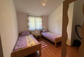 OTOK KRK-PINEZIĆI  dva apartman  i dvije garaže na prodaju, Krk, Stan