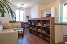 Istra, Pula - jedinstveni stan u villi 130m2, na 3 etaže, lift, pogled na more, Pula, Appartement