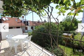 Rovinj,kuća na Valbruni-u naravi 3 stana,savršena lokacija-182m2, Rovinj, Σπίτι