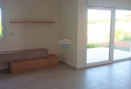 Umag - novo prizemlje s vrtom blizu plaže, Umag, Appartement