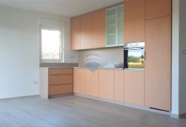 Umag - novo prizemlje s vrtom blizu plaže, Umag, Appartement